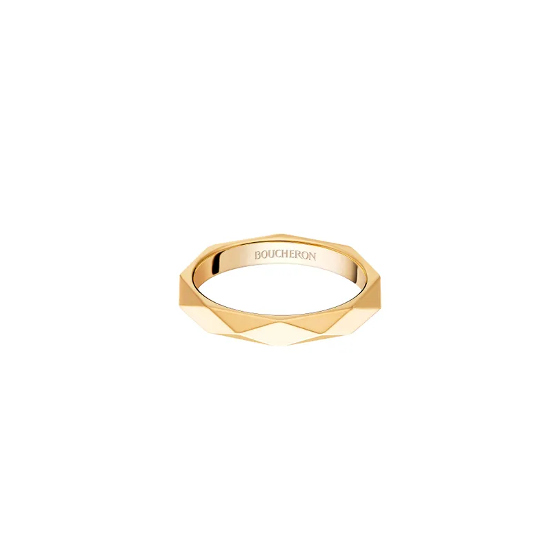 First product packshot Facette yellow gold Wedding Band