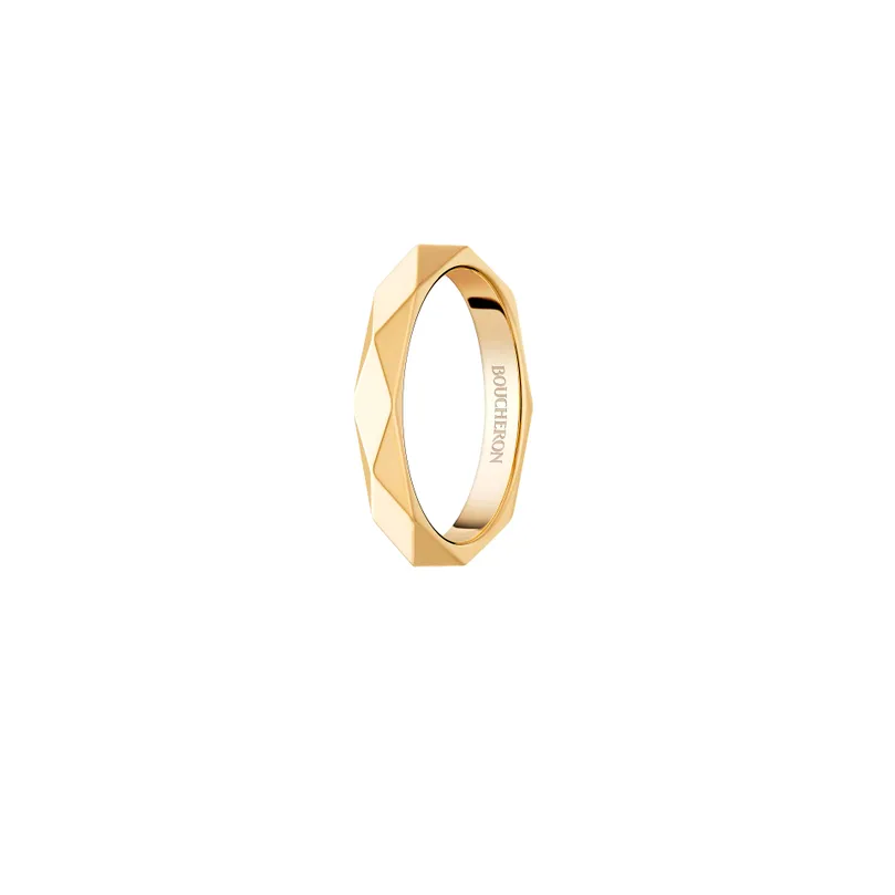 Second product packshot​ Facette yellow gold Wedding Band